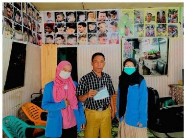 Mahasiswa KKN DR UIN Suska Riau membagikan masker gratis kepada warga Kecamatan Marpoyan Damai, Pekanbaru. 