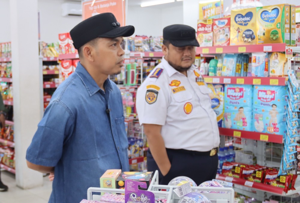 Pj Bupati Inhil, Erisman Yahya Sidak swalayan (foto/Ayendra)