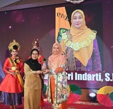 Rektor UNRI, Prof Dr Sri Indarti SE MSi menerima Anugerah Baiduri kategori Rektor Perempuan pertama di Universitas Riau pada ajang Anugerah Baiduri Ke-13, HUT Ke-16 PRBF.