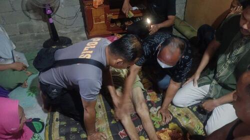 Personel Polsek Ukui melakukan olah TKP warga bunuh diri di Desa Kampung Baru Kecamatan Ukui, Pelalawan. (Foto: Tribun Pekanbaru)