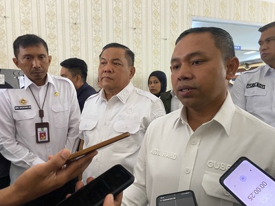 Gubernur Riau, Abdul Wahid didampingi Wakil Gubernur Riau, SF Hariyanto. (Foto: Sri Wahyuni)