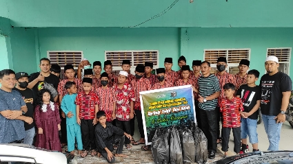 Ratusan anak-anak berbagai panti asuhan bersuka cita saat disambangi rekan-rekan dari komunitas Otomotif Hofos HRD yang membagikan takjil.