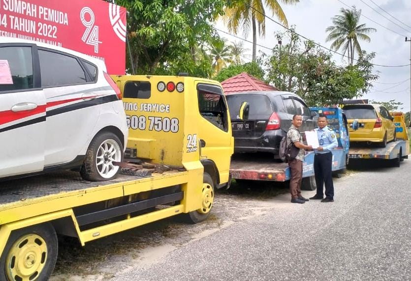 Sejumlah kendaraan bukti kejahatan dari Kejari Pekanbaru dititipkan ke Rupbasan.(foto: bayu/halloriau.com)