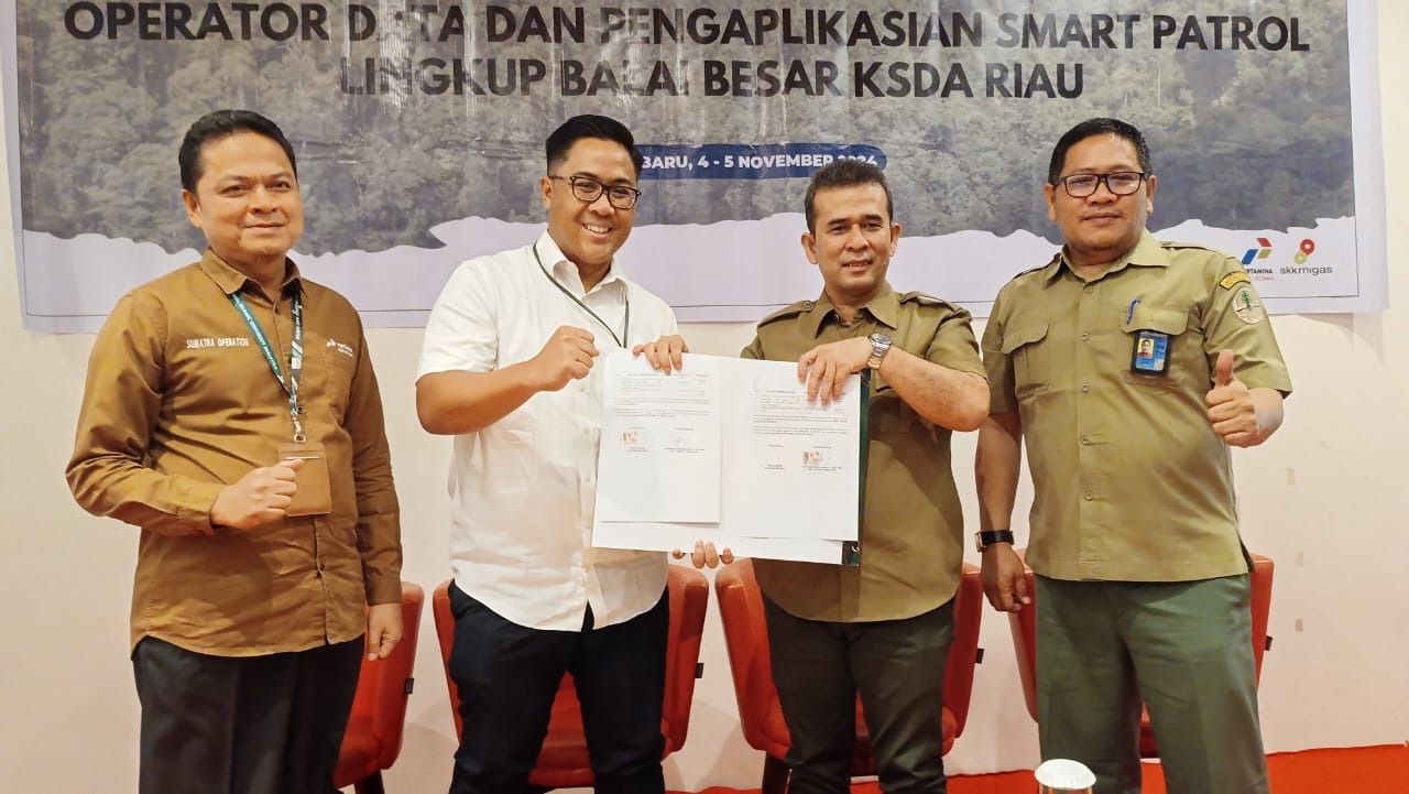 Manager CSR PHR, Pandjie Galih, menyerahkan perangkat Smart Patrol ke Kepala BBKSDA Riau, Genman Suhefti Hasibuan (foto/ist)