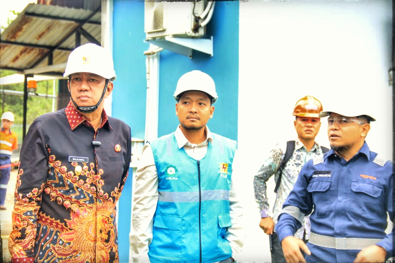 Wakil Bupati Kepulauan Meranti, Muzamil Baharudin, turun langsung meninjau Pembangkit Listrik Tenaga Diesel (PLTD) milik PLN ULP Selatpanjang di Desa Gogok Darussalam