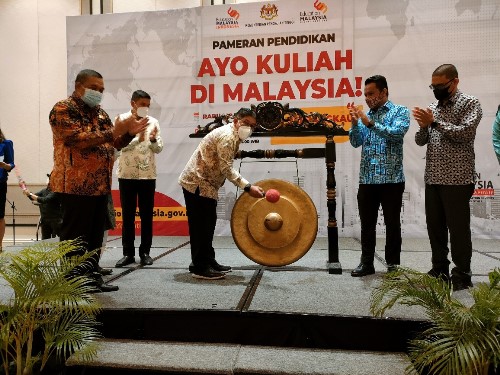 Peresmian pameran pendidikan Ayo Kuliah di Malaysia ditandai dengan pemukulan gong.