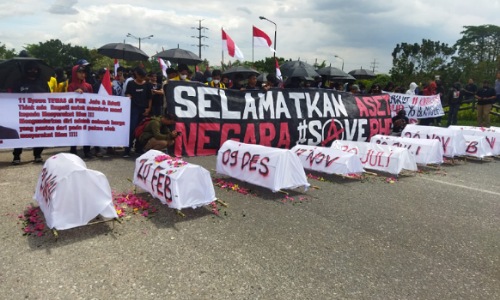 11 keranda dibawa ratusan massa Mahasiswa saat menggelar aksi di depan akses masuk PT PHR.(foto: bayu/halloriau.com)