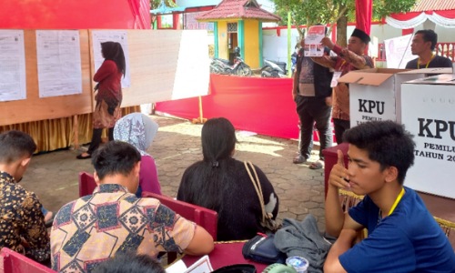 Suasana penghitungan suara di TPS 002 tempat Bupati Pelalawan, Zukri menyalurkan hak suaranya.(foto: andi/halloriau.com)
