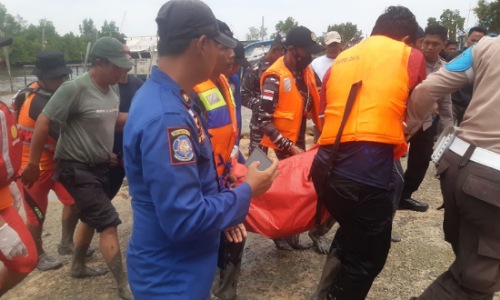 Proses evakuasi jasad nelayan yang ditemukan tewas di Sungai Jangkang.(foto: zulkarnaen/halloriau.com)