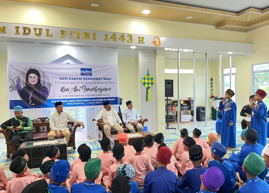 Suasana doa bersama santri dan anak yatim di Pondok Pesantren Al Anshar yang diadakan DPD Demokrat Riau. 