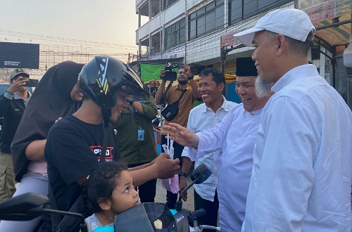 Pj Gubernur Riau bersama Walikota Dumai saat berbagi takjil di Pasar Ramadan Dumai.(foto: sri/halloriau.com)