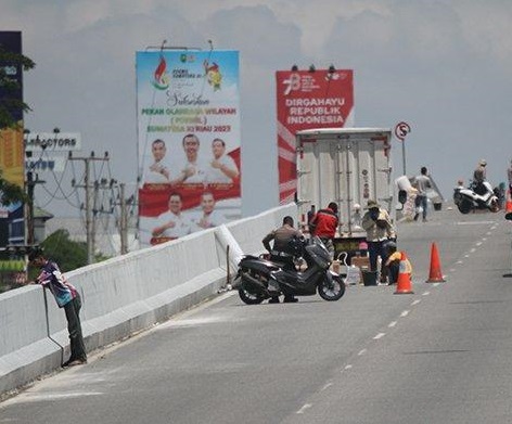 Tim ahli dari Komisi Pemberantasan Korupsi (KPK) melakukan pemeriksaan fisik di fly over Jalan Soekarno Hatta, simpang Mal SKA Pekanbaru, Rabu (25/10/2023). 