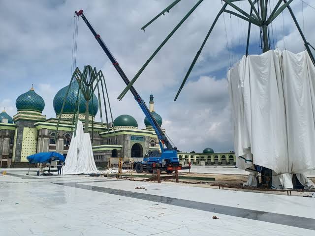 Proyek pembangunan payung Masjid Raya Annur Riau senilai puluhan miliar rupiah.(foto: int)