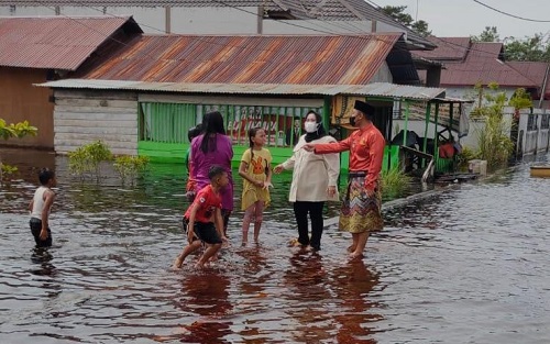 Banjir di Bengkalis belum surut.(foto: int)
