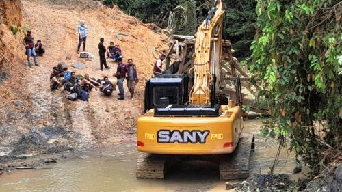 Proses penangkapan penambang emas ilegal di Kuansing.(foto: tribunpekanbaru.com)