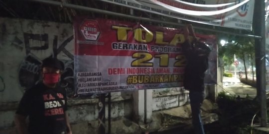 Banner penolakan gerakan reuni 212.