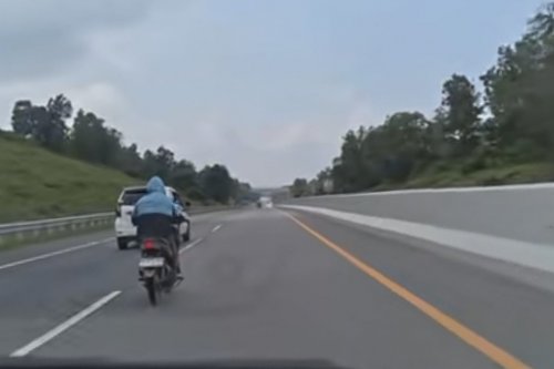 Viral seorang pengendara sepeda motor nekat masuk Jalan Tol Pekanbaru-Dumai (foto/int)