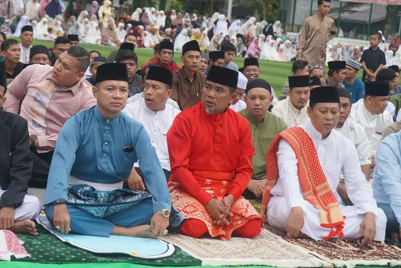Bupati dan Wabup Pelalawan Salat Id di Lapangan Mini Soccer Pangkalan Kerinci (foto/Andy)