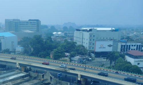 Kabut asap semakin pekat di langit Pekanbaru,  Selasa (15/9/2026) sore.(foto: barkah/halloriau.com)