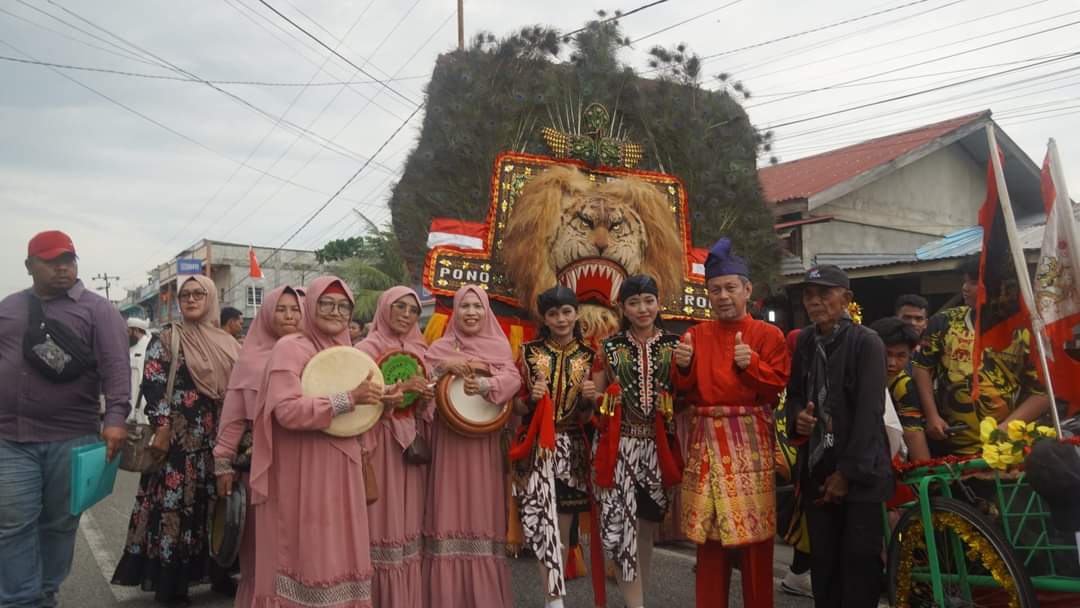 Bakal calon Bupati Kepulauan Meranti, Masrul Kasmy saat pengemblian formulir.