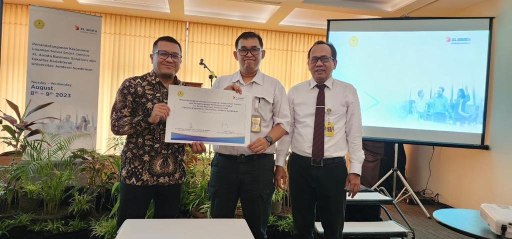 Chief Enterprise Business Officer XL Axiata Feby Sallyanto (kiri), Dekan Fakultas Kedokteran Unsoed Purwokerto Dr dr M Mukhlis Rudi Prihatno Mkes MSi Med SpAn-Kna (tengah), Wakil Rektor 4 Unsoed Purwokerto Dr Sos Waluyo Handoko Sip MSc (kanan) pada penandatanganan perjanjian kerjasama antara XL Axiata dan Unsoed.(foto: istimewa)