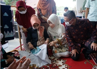 (Foto kiri) Dirut PT Pertamina (Persero) Nicke Widyawati (kanan) mencoba mesin tenun tradisional ketika berkunjung ke Sentra Budaya dan Ekonomi Kreatif Melayu Riau di Pekanbaru, Riau, pada Kamis (30/12)