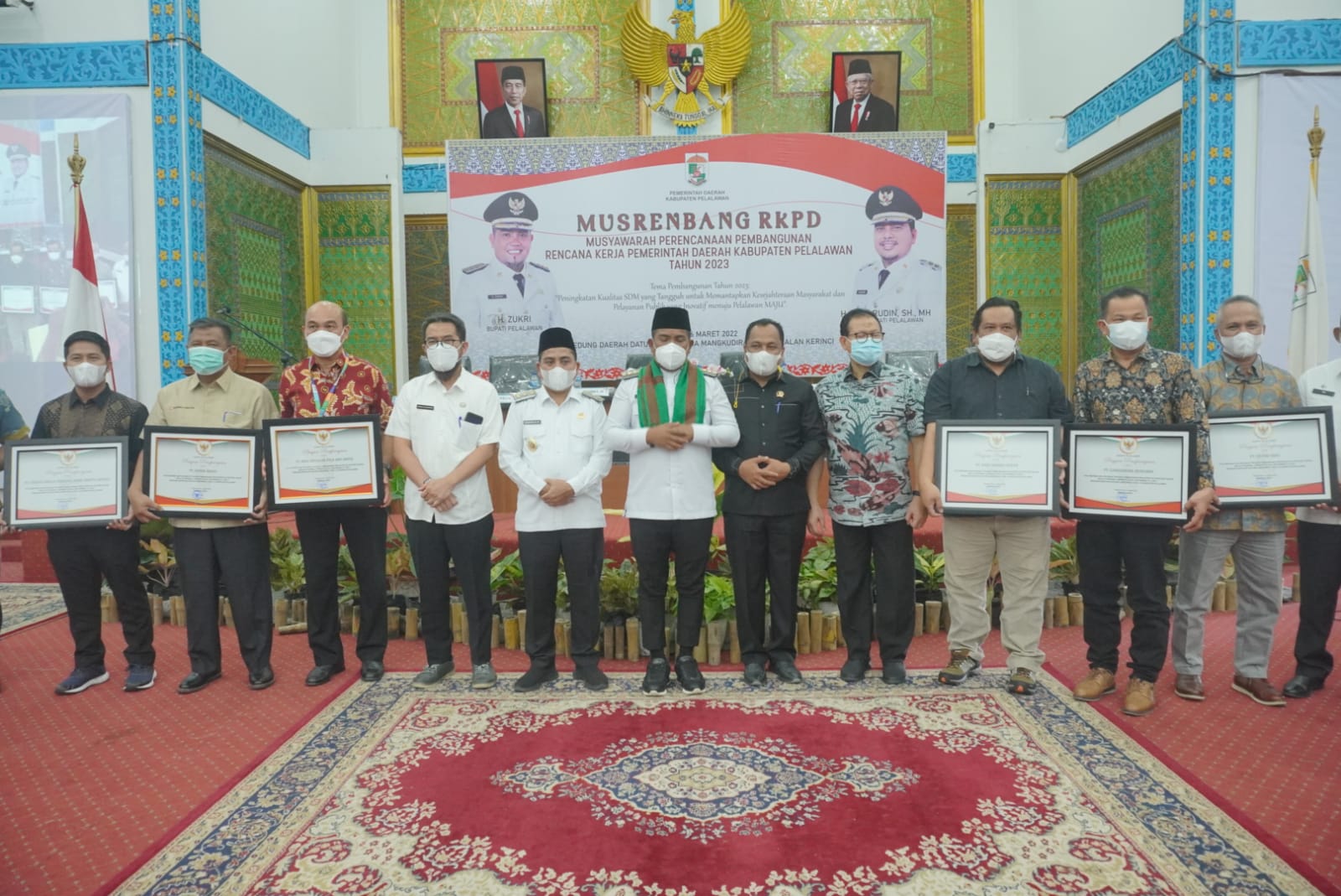 PT Riau Andalan Pulp and Paper menjadi perusahaan dengan CSR terbaik tahun 2021.