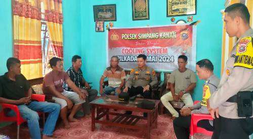 Kapolsek Simpang Kanan melaukan cooling system di Lorong Sepakat, Padang Halaban.(foto: afrizal/halloriau.com)