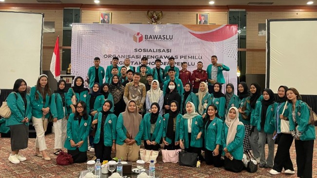 Dekan Fakultas Ilmu Komunikasi dan Hukum Universitas Hang Tuah Pekanbaru Ilhamdi (kemeja batik) saat foto bersama mahasiswa (foto/Yuni)