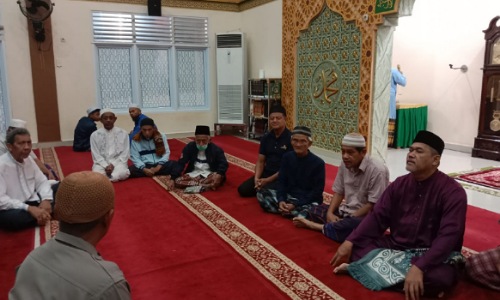 Kapolsek Rumpes saat berdialog dengan pengurus masjid dalam kegiatan cooling system.(foto: istimewa)