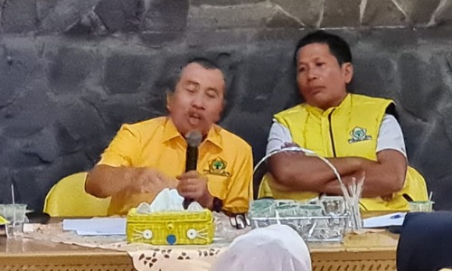 Ketua DPD I Golkar Riau Syamsuar memimpin rapat persiapan HUT ke-58. (foto: golkar riau)