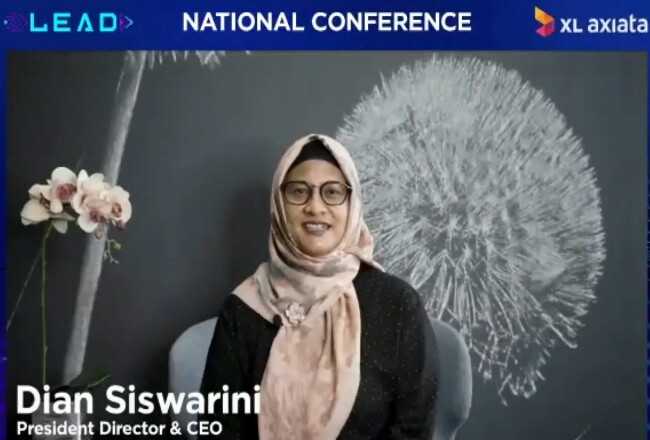 Presiden Direktur dan CEO XL Axiata, Dian Siswarini, mengukuhkan mahasiswa baru XL Future Leaders (XLFL) angkatan kesembilan, secara virtual dalam acara tahunan National Conference 2020, Sabtu (12/12/2020).