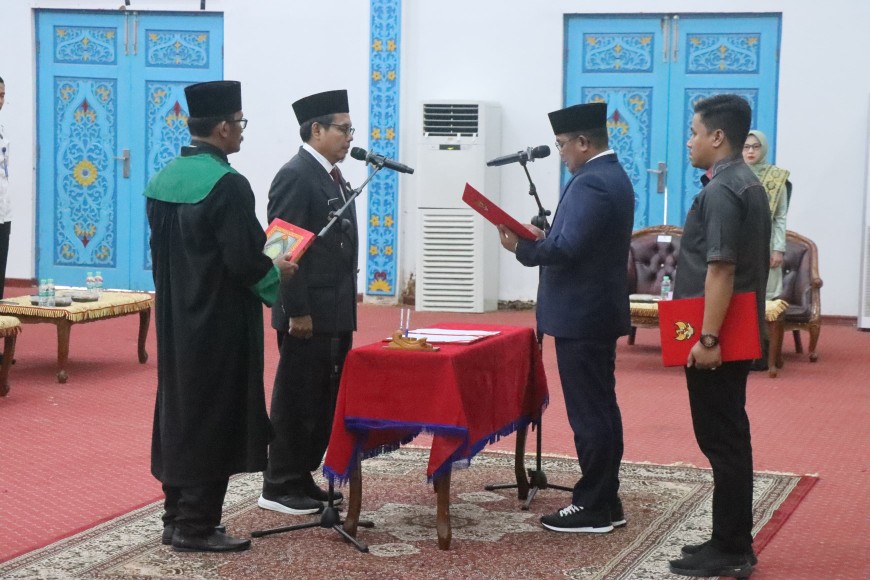 Bupati Pelalawan, Zukri resmi melantik Tengku Zulfan sebagai Pj Sekda (foto/Andy)