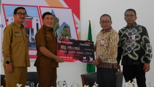 Branch Manager BRK Syariah Natuna, Dwik Darma Putra dan Kepala BPKPD Natuna, Suryanto saat serah terima KKPD BRK Syariah.(foto: istimewa)