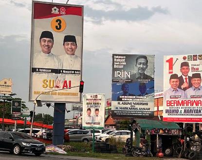 Sejumlah APK Paslon Pilkada Serentak 2024 di Riau masih terpampang di jalanan Kota Pekanbaru.(foto: dok/halloriau.com)