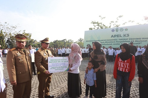 Sekdaprov Riau, Syahrial Abdi bersama Kadisnakertrans Riau, Roni Rakhmat disela apel bulan K3 Nasional.(foto: mcr)