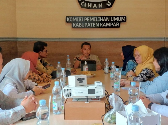Anggota KPU Riau Nugroho Notosusanto saat memimpin Rakor dengan KPU Pekanbaru, KPU Kampar di Kantor KPU Kampar, Kamis (4/7/2024)