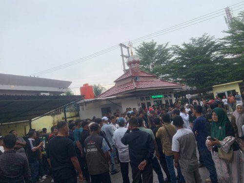 Massa padati PN Pekanbaru jelang vonis Abdul Wahid dalam perkara dugaan kasus korupsi (foto/Meri)