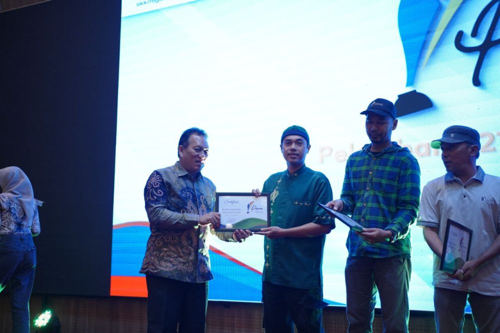 Kepala Diskominfotik Provinsi Riau, Ikwan Ridwan menyerahkan plakat ke pemenang PENA 2024 (foto/int)