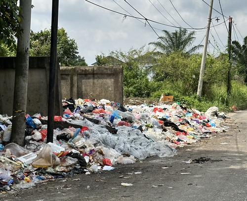 Tumpukan sampah yang belum diangkut petugas kebersihan di Jalan Merak Utama, Tangkerang Labuai, Pekanbaru. (Foto: Khinski)