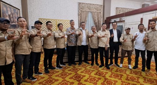 SLH Riau saat menyambut Menteri Lingkungan Hidup Muhammad Jumhur Hidayat di Pekanbaru (foto/ist)