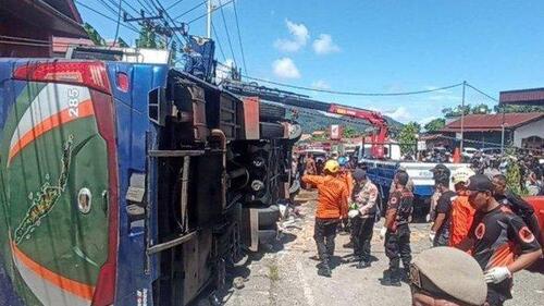 Petugas gabungan saat melakukan proses evakuasi terhadap korban kecelakaan bus ALS di Kota Padang Panjang, Sumatera Barat, Selasa (6/5/2025). (Foto: Tribun Padang)