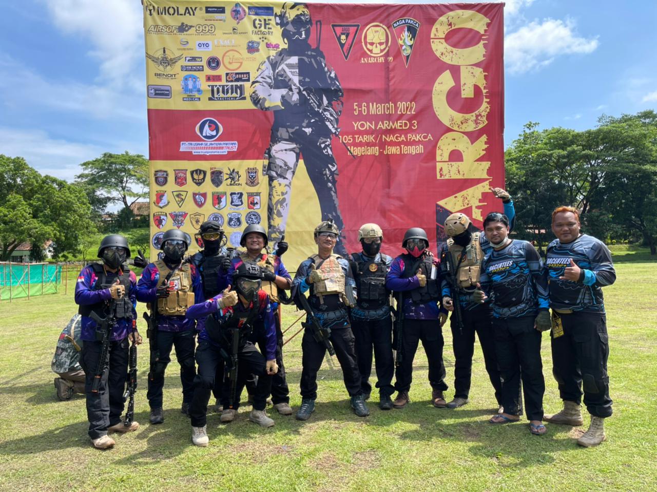 Atlet airsoft gun dari Pekanbaru, Provinsi Riau foto bersama saat mengikuti Kejuaraan Nasional Kompetisi Airsoft Gun Nasional Argo 7 di Magelang, Jateng, 5-6 Maret 2022.