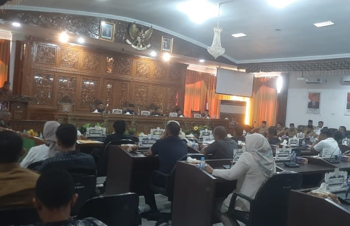 Anggota DPRD Kuansing Syafril menyampaikan hasil reses pada sidang paripurna agenda penyampaian laporan hasil kegiatan reses masa sidang I tahun 2024. 