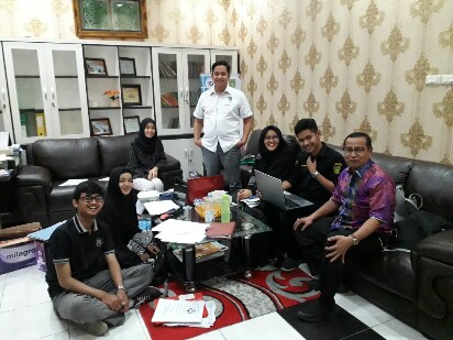 Mahasiswa Fakultas Hukum UIR mendalami materi debat bersama Advicer S Parman, SH MH dan Dr. H. Syafriadi, SH MH.