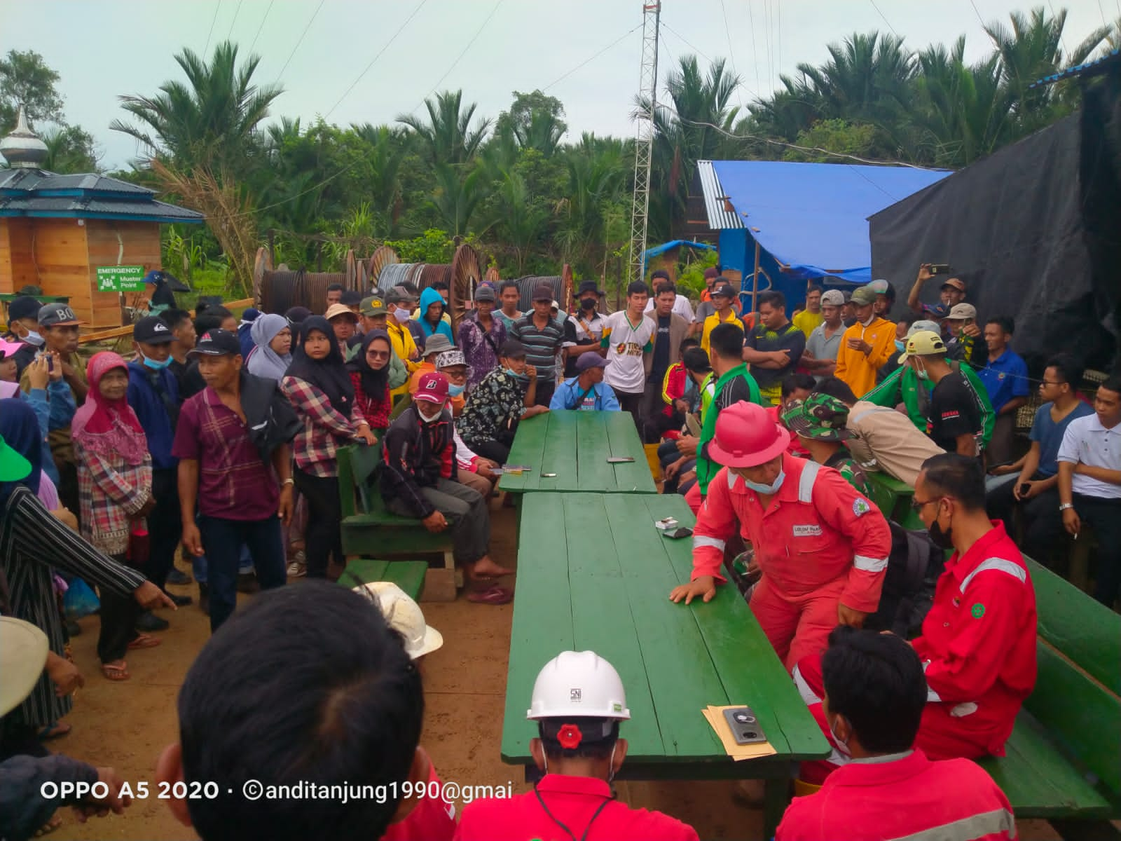 Warga berkumpul mendatangi perusahaan untuk menanyakan kejelasan pembangunan infrastruktur yang tidak kunjung terealisasi