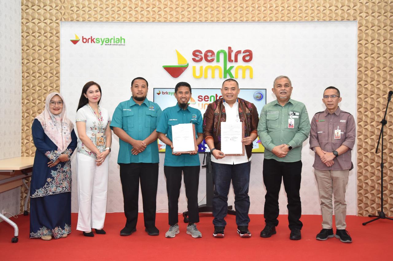 Sentra UMKM BRK Syariah membantu nasabah mengurus sertifikat halal produk (foto/ist)