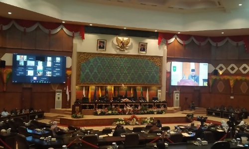 Sidang paripurna pengesahan APBD Riau 2023 di DPRD Riau.(foto: rico/halloriau.com)