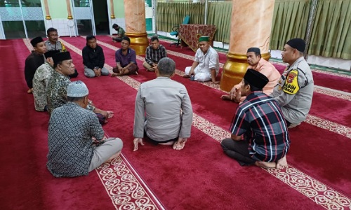 Duo Bhabin Polsek Senapelan berdialig dengan masyarakat di Kelurahan Sago terkait Kamtibmas.(foto: istimewa)