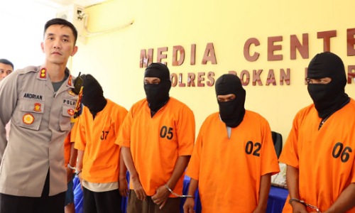 Kapolres Rohil, AKBP Andrian Pramudianto saat ekspos pengungkapan kasus penganiayaan hingga meninggal dunia.(foto: afrizal/halloriau.com)